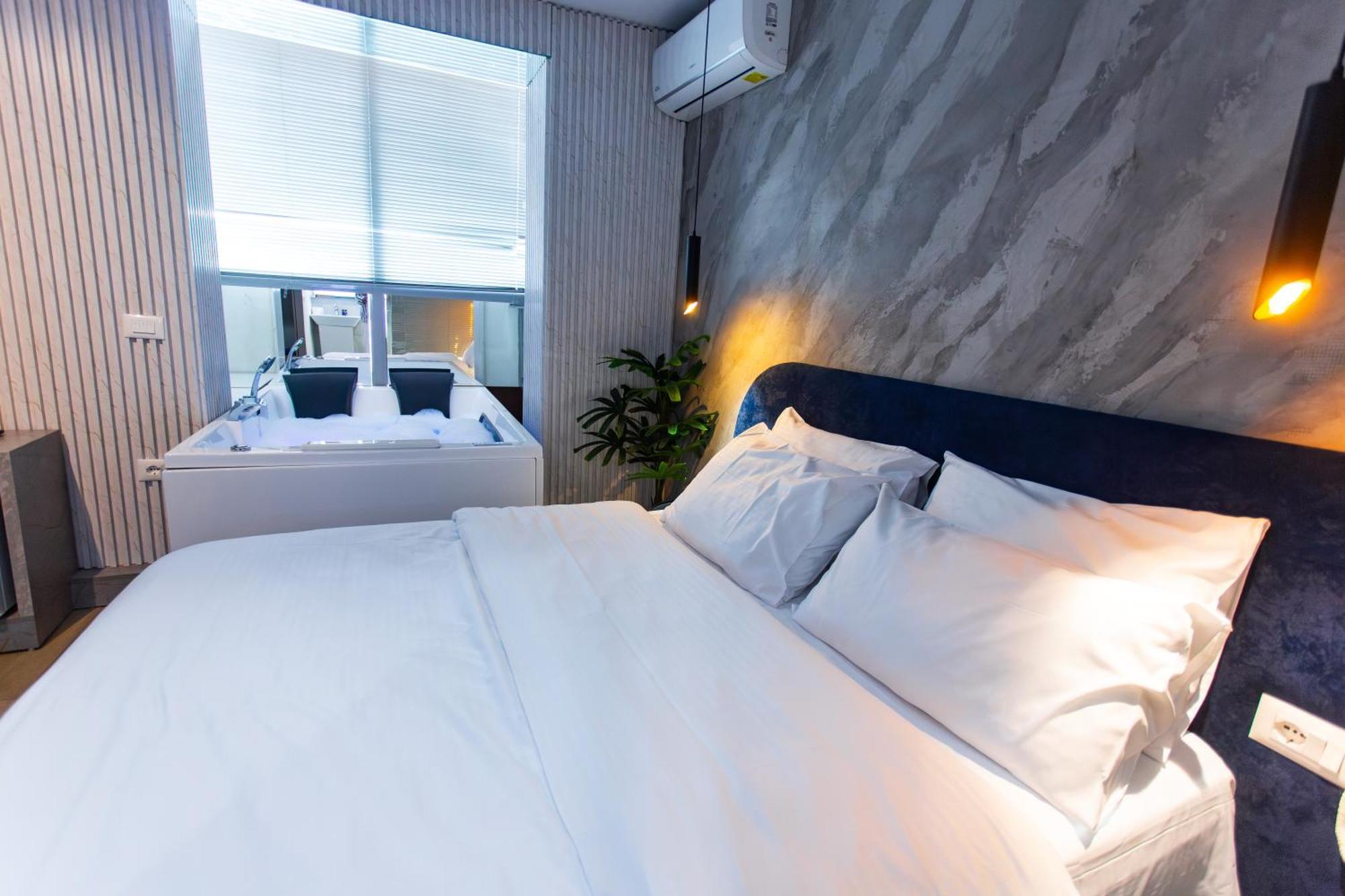 The Bubbles - Jacuzzi Hotel Tirana Exterior foto