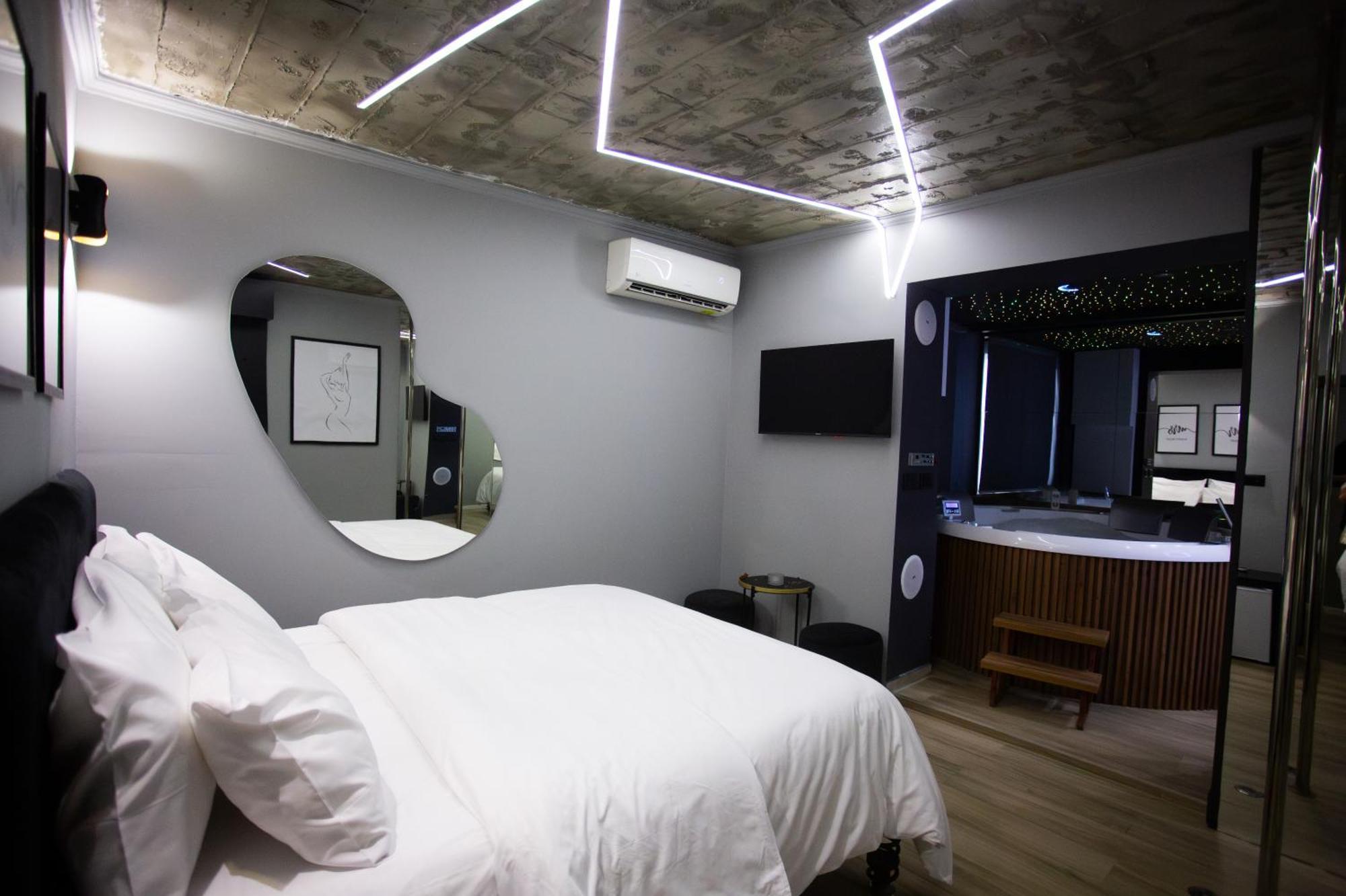 The Bubbles - Jacuzzi Hotel Tirana Exterior foto