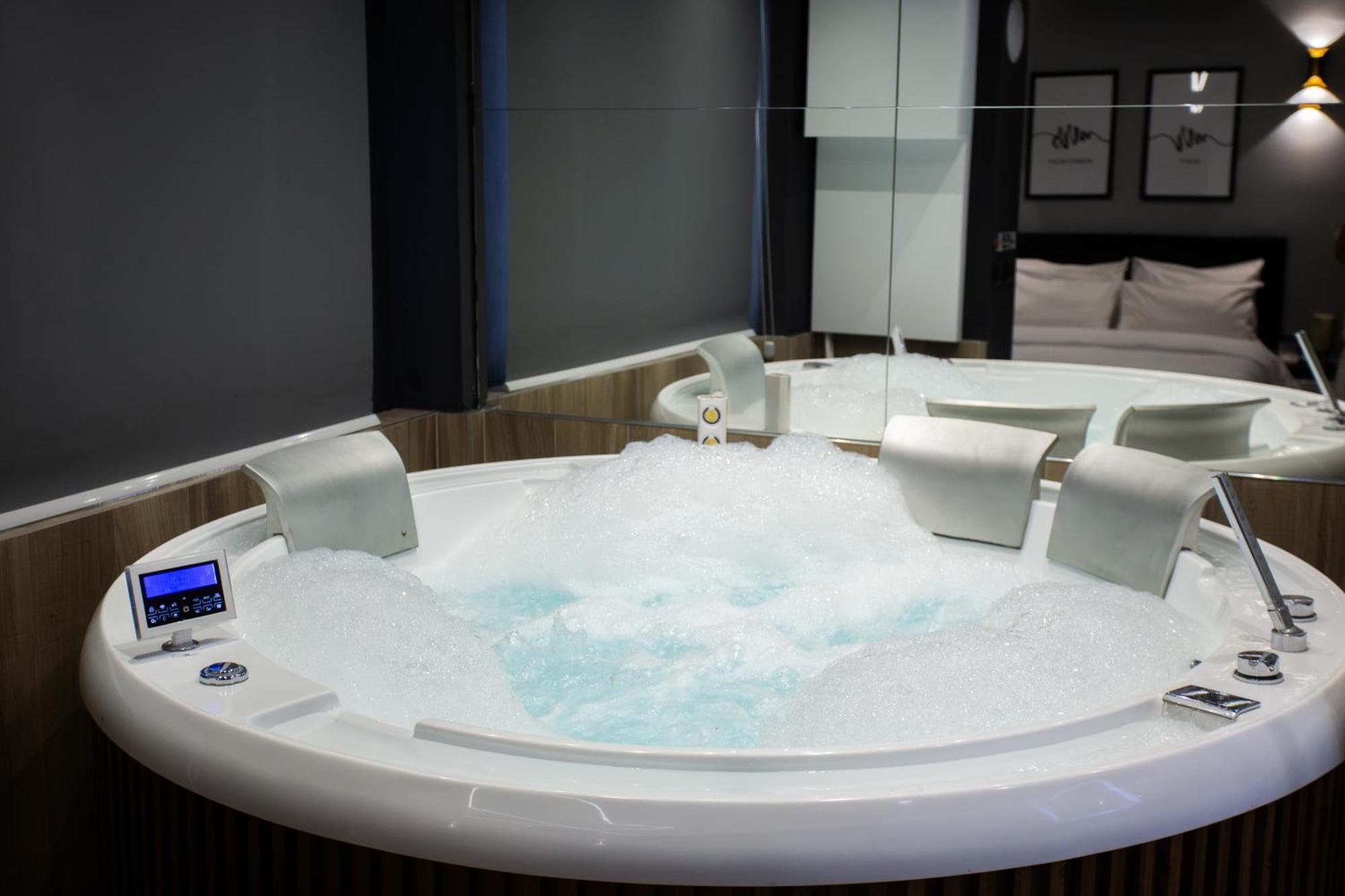 The Bubbles - Jacuzzi Hotel Tirana Exterior foto